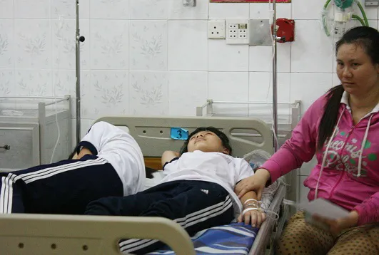 14 học sinh nhập viện vì ăn bánh tráng trộn ảnh 1